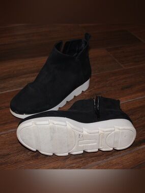 Alex Marie Devatine Black Suede Ankle Booties Chunky White EVA Sole Women’s 8.5